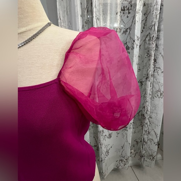SALE🔥Beautiful House of Harlow 1960 fuchsia knit top w/short puffy sheer sleeves - Picture 3 of 5